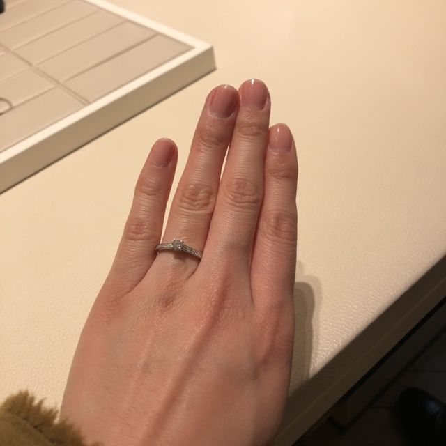 【銀座ダイヤモンドシライシの口コミ】 ダイヤの付いている位置が、中心に縦についていたり、横についていたりと…