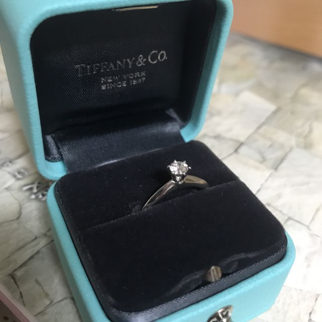 【ティファニー(Tiffany & Co.)の口コミ】 あこがれのティファニーの定番のかたちだったので、これに決めました。ダ…