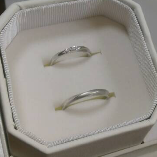 【4℃ BRIDAL(ヨンドシーブライダル)の口コミ】 婚約指輪とセットで付けた時に違和感が無かったことと、少しアームがS字に…