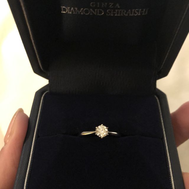 【銀座ダイヤモンドシライシの口コミ】 結婚指輪を石付きのものにしたかったので、婚約指輪は一粒ダイヤのシンプ…