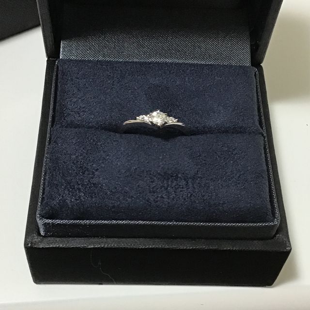 【ラザール ダイヤモンド(LAZARE DIAMOND)の口コミ】 リングの形がブイのかたちであったため。他の店舗みにいったが、ラザール…