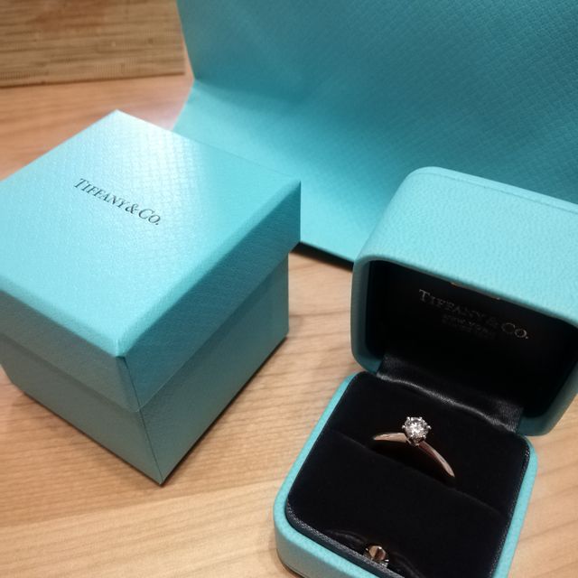 【ティファニー(Tiffany & Co.)の口コミ】 プロポーズと同時に彼が選んでくれたティファニーの婚約指輪をもらいまし…