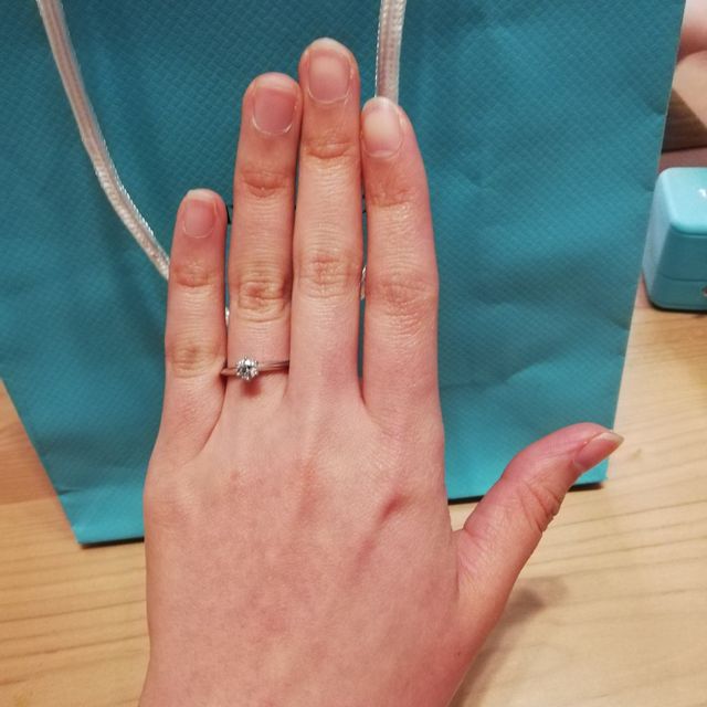 【ティファニー(Tiffany & Co.)の口コミ】 プロポーズと同時に彼が選んでくれたティファニーの婚約指輪をもらいまし…