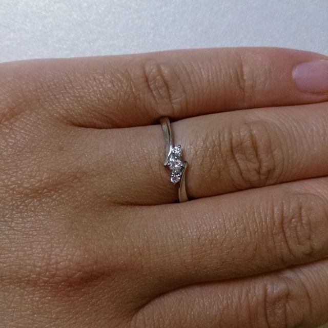 【4℃ BRIDAL(ヨンドシーブライダル)の口コミ】 この指輪を買った決め手は、値段も予算内だったこと、指輪のデザインも好…