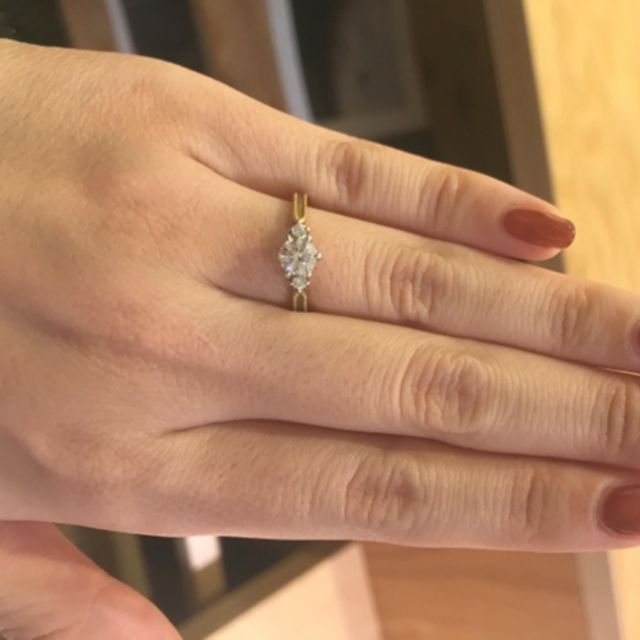 【ENUOVE(イノーヴェ)の口コミ】 アンティーク調のデザインとゴールドの色合いが綺麗な指輪であり、中央の…