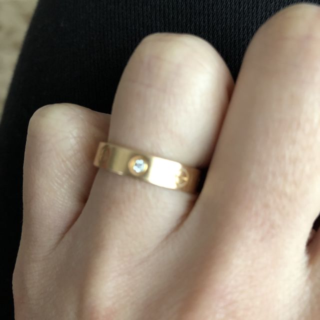 【カルティエ(Cartier)の口コミ】 元々結婚指輪はカルティエでと決めており、シンプルなものと今回購入した…