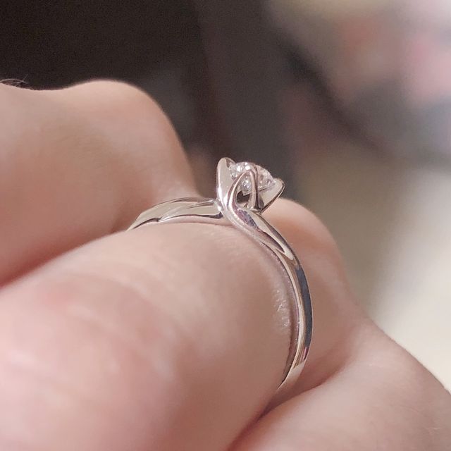 【銀座ダイヤモンドシライシの口コミ】 婚約指輪と結婚指輪を同時につけるセットリングが流行りということで、せ…