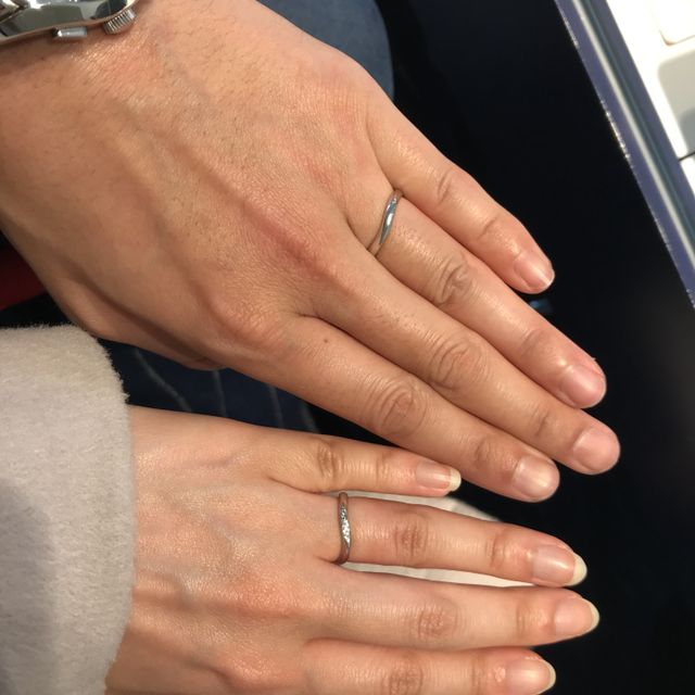 【銀座ダイヤモンドシライシの口コミ】 ウエーブタイプとなっており、
指になじんでいる。
指が細くみえ、つけ心…