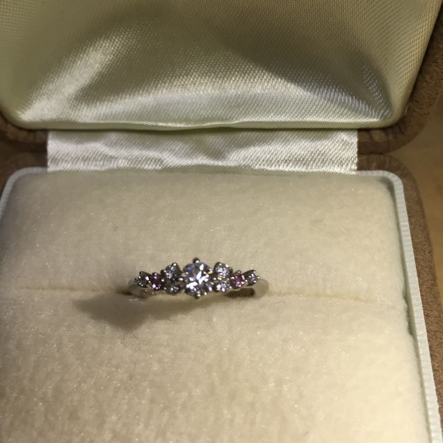 【A・D・A(エー・ディー・エー)の口コミ】 デザインが一目惚れで購入を決意しました。
多石タイプで可愛い印象のデザ…