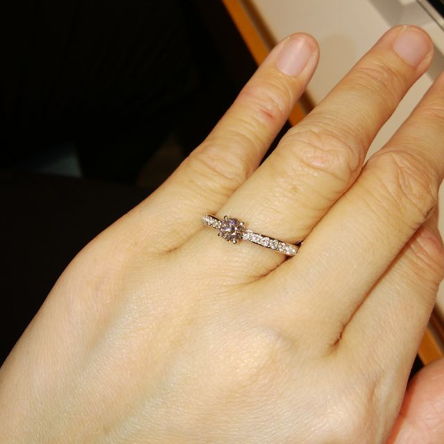 【銀座ダイヤモンドシライシの口コミ】 センターダイヤに接するアーム部分がくびれているのでセンターのダイヤが…