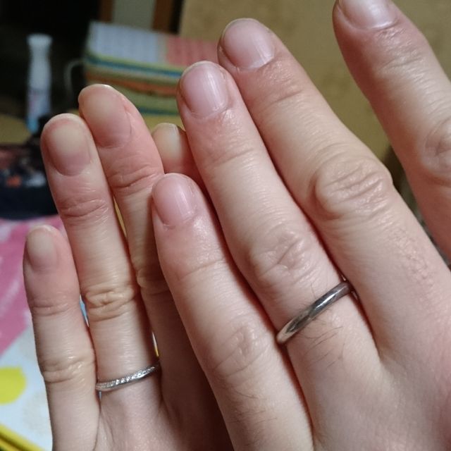 【GALA JEWELRY(ガラジュエリー)の口コミ】 レディースタイプは上半分が、華奢な印象ながらも小さなダイヤがキラキラ…