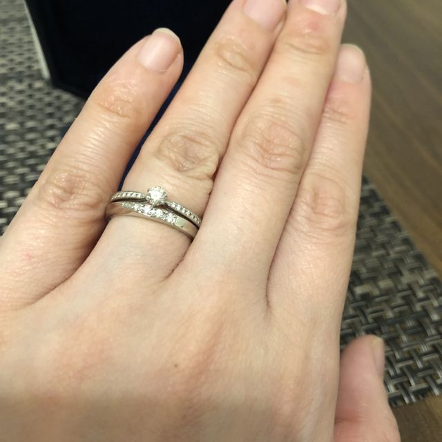 【ROYAL ASSCHER(ロイヤル・アッシャー)の口コミ】 婚約指輪と重ね付けがしたい。結婚指輪にもダイヤが欲しい。そう思ってい…