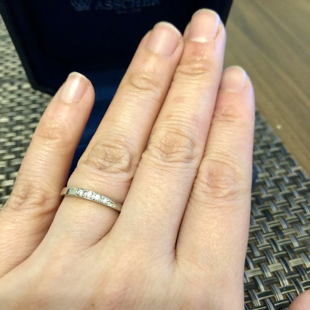 【ROYAL ASSCHER(ロイヤル・アッシャー)の口コミ】 婚約指輪と重ね付けがしたい。結婚指輪にもダイヤが欲しい。そう思ってい…