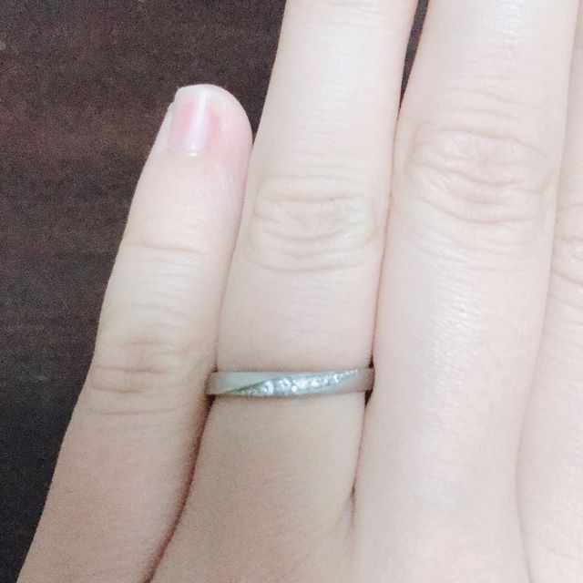 【Douxmiere bijou SOPHIA(ドゥミエール ビジュソフィア)の口コミ】 婚約指輪と重ね付けしたかったため、同じブランドで合わせやすいシンプル…