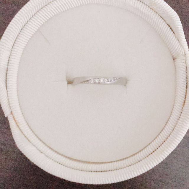 【Douxmiere bijou SOPHIA(ドゥミエール ビジュソフィア)の口コミ】 婚約指輪と重ね付けしたかったため、同じブランドで合わせやすいシンプル…
