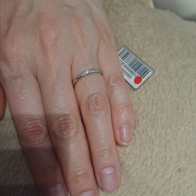 【銀座ダイヤモンドシライシの口コミ】 プラチナとYGを迷ってたら、担当の方がYGに見えるよう色を塗ってくださっ…