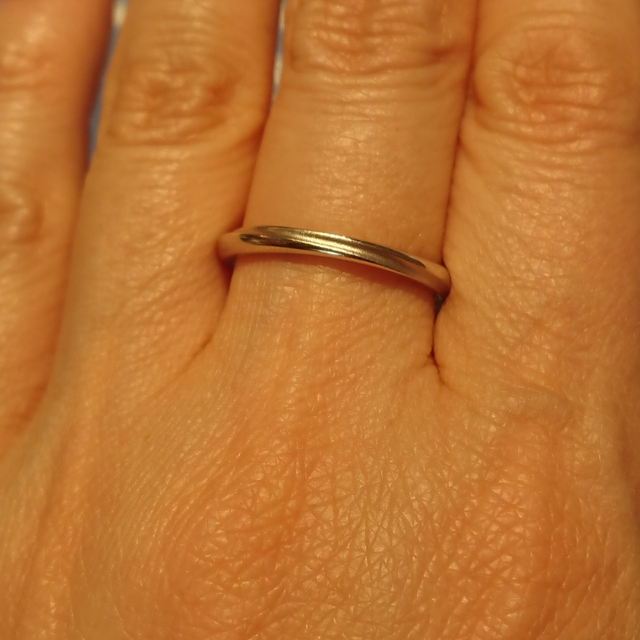 【銀座ダイヤモンドシライシの口コミ】 プラチナとYGを迷ってたら、担当の方がYGに見えるよう色を塗ってくださっ…