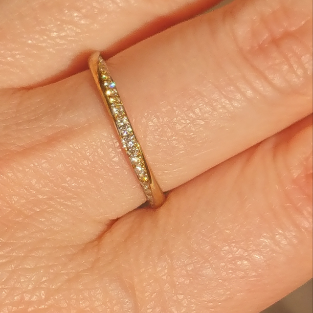 【銀座ダイヤモンドシライシの口コミ】 プラチナとYGを迷ってたら、担当の方がYGに見えるよう色を塗ってくださっ…