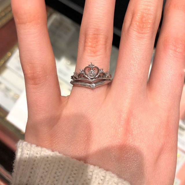 【ケイウノ ブライダル(K.UNO BRIDAL)の口コミ】 　真ん中のダイヤをハートが囲むティアラモチーフのデザインがとても可愛…