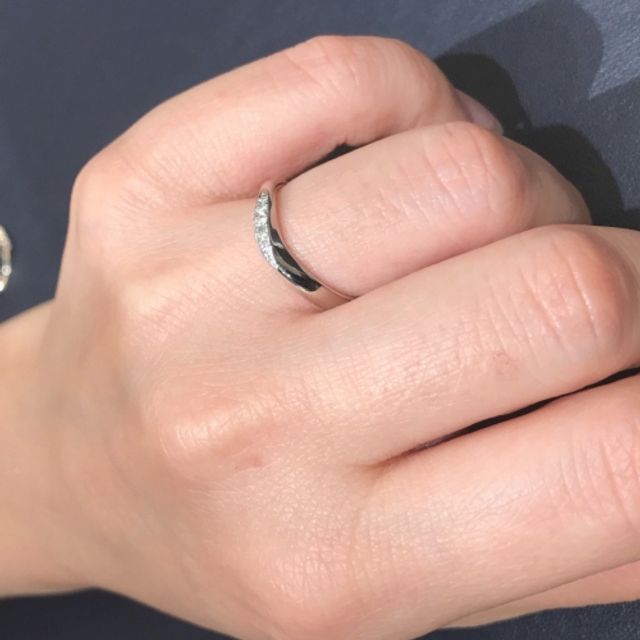 【ROYAL ASSCHER(ロイヤル・アッシャー)の口コミ】 カーブの入ったリングを探しており、このリングは比較的カーブが緩やかで…