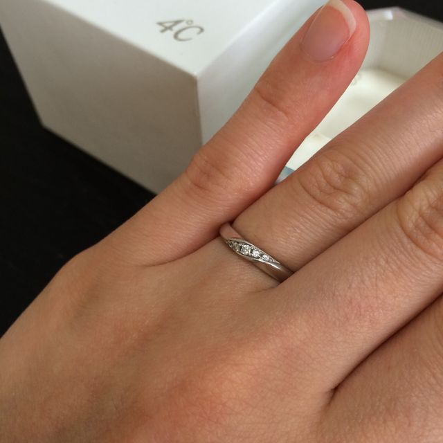 【4℃ BRIDAL(ヨンドシーブライダル)の口コミ】 この指輪に決めた理由はお互いに指輪をはめてみて一番しっくりきたからで…