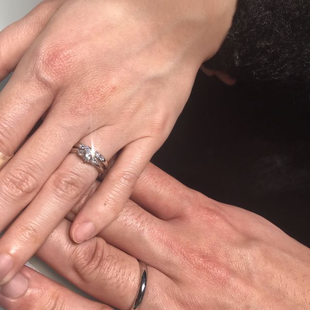 【ラザール ダイヤモンド(LAZARE DIAMOND)の口コミ】 新郎：シンプルで太さや大きさが一般的なもの。
新婦：エンゲージとマリッ…