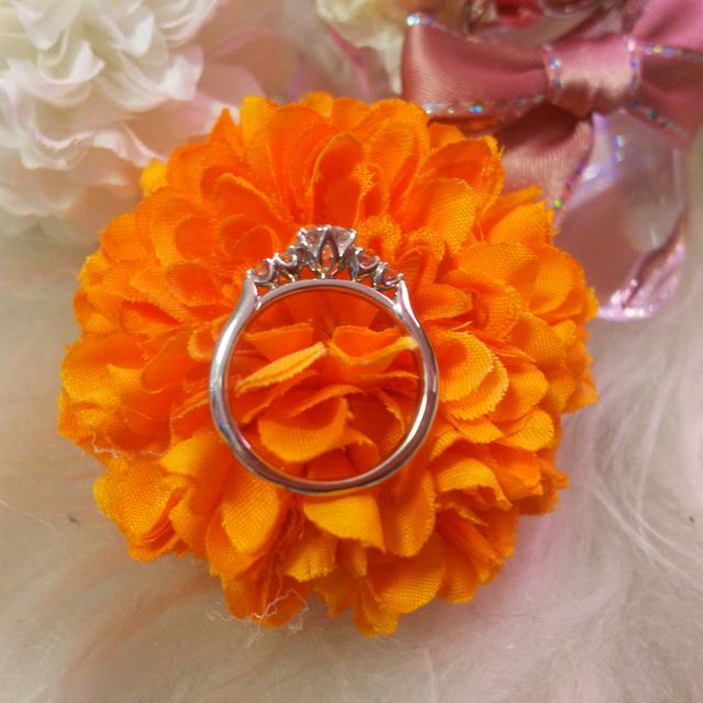 【銀座ダイヤモンドシライシの口コミ】 ブーケをイメージした指輪とのことで、デザインも可愛くダイヤモンドもと…