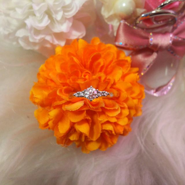 【銀座ダイヤモンドシライシの口コミ】 ブーケをイメージした指輪とのことで、デザインも可愛くダイヤモンドもと…