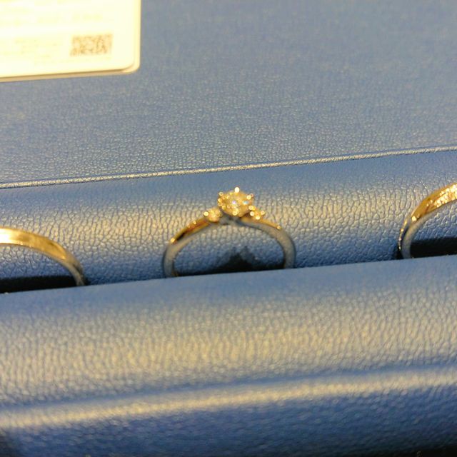 【銀座ダイヤモンドシライシの口コミ】 結婚指輪と重ねづけが出来ること、普段使えるように爪の高くないデザイン…