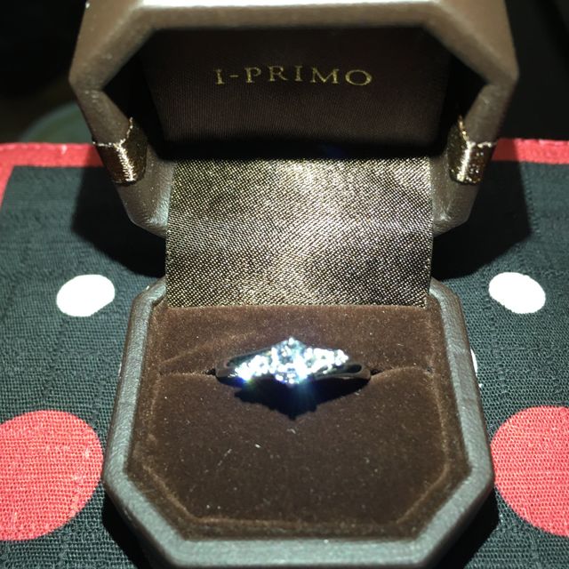 【アイプリモ(I-PRIMO)の口コミ】 ダイヤを包み込むようなデザイン＋隣に小ダイヤがあって華やかなデザイン…