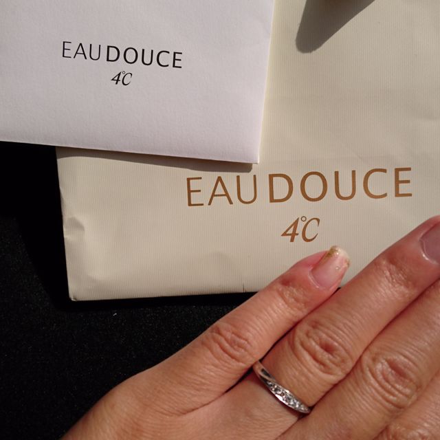 【EAU DOUCE4℃の口コミ】 同じようなデザインで何店舗か見ましたが、
ダイヤの輝き方が一番上品で好…