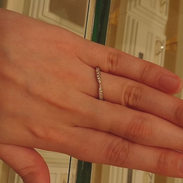 【Mariage ent(マリアージュエント)の口コミ】 メレダイヤの入った存在感のあるリングを希望しており、担当の方に出して…