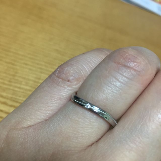 【アイプリモ(I-PRIMO)の口コミ】 指輪のデザイン。
シンプルだけど、ラインが入ってて人とかぶりにくいから…