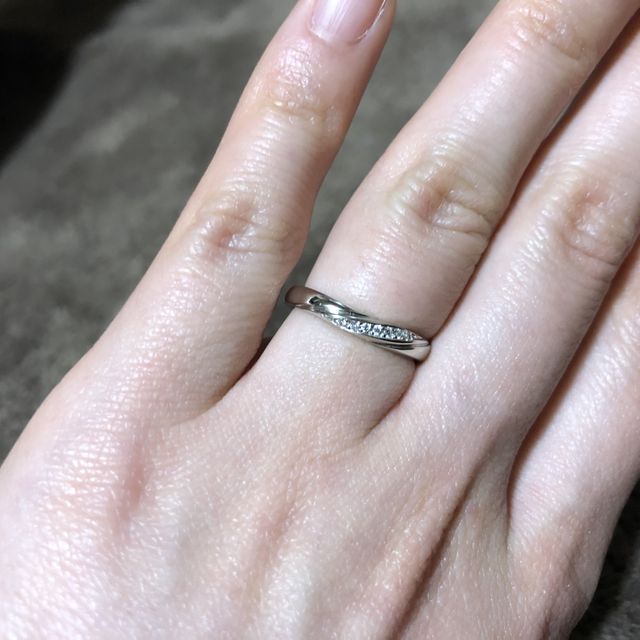 【4℃ BRIDAL(ヨンドシーブライダル)の口コミ】 形が好きでした！また、ダイヤモンドの周りにもラインが入っていて、オシ…