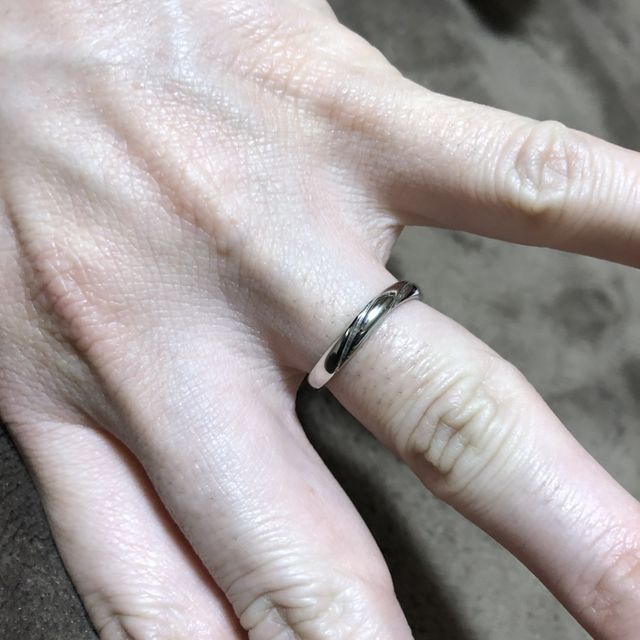 【4℃ BRIDAL(ヨンドシーブライダル)の口コミ】 形が好きでした！また、ダイヤモンドの周りにもラインが入っていて、オシ…