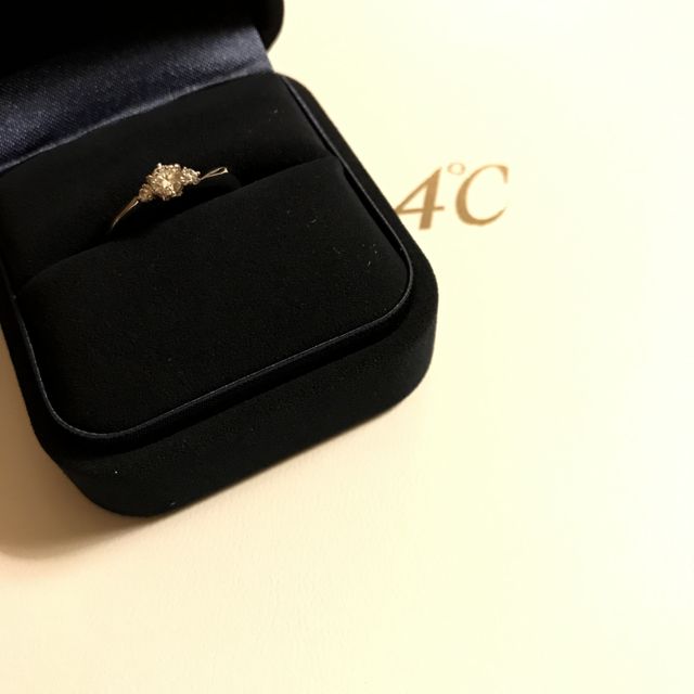【4℃ BRIDAL(ヨンドシーブライダル)の口コミ】 ダイヤモンドの輝きがすごく良い。
ダイヤモンドは3つ着いていてバランス…