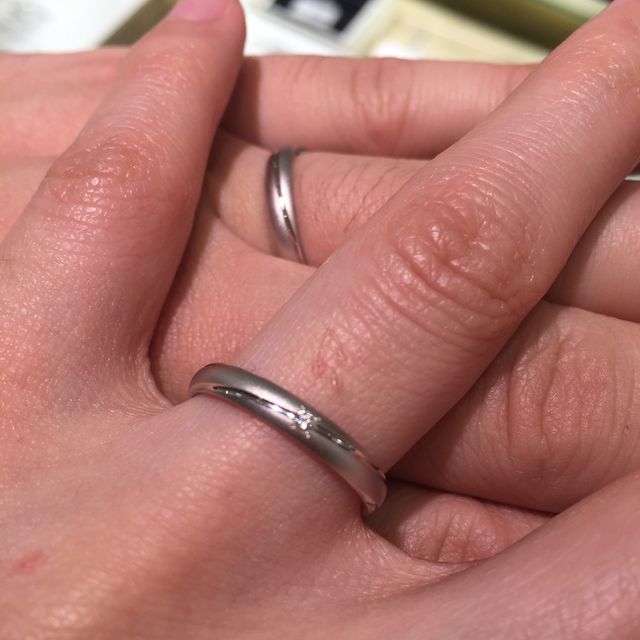 【PILOT BRIDAL(パイロットブライダル)の口コミ】 シンプルながらも、マッド加工により、斜めに入ったラインの部分の金属の…