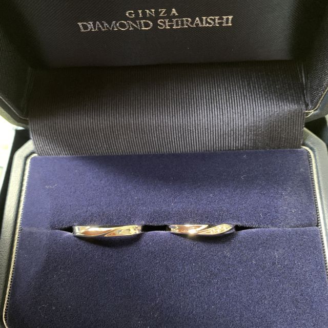 【銀座ダイヤモンドシライシの口コミ】 女性用は婚約指輪と重ね付けできる物を選びました。
重ね付けした時に、婚…