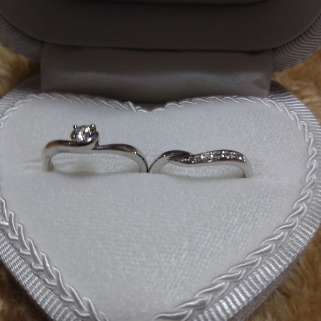【DEAREST(ディアレスト)の口コミ】 男性の指輪と女性の指輪のデザインがよかった。Vラインで指が長く見える。…