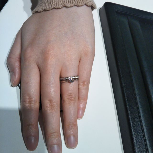 【ラザール ダイヤモンド(LAZARE DIAMOND)の口コミ】 まずは、デザインがとてもオシャレかつシンプルで、とても気に入り、わた…