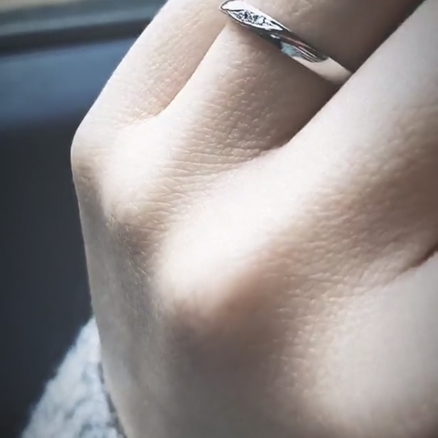 【BRILLIANCE+(ブリリアンスプラス)の口コミ】 控えめに輝くダイヤモンドが魅力的で選びました。リングもストレートでは…