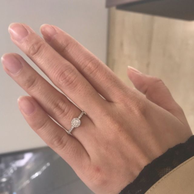 【CHARMY(チャーミー)の口コミ】 特に希望のデザインがあったわけではないので、色々な指輪を試着したとこ…