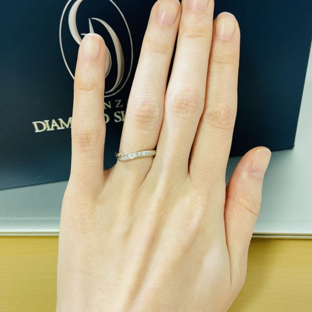 【銀座ダイヤモンドシライシの口コミ】 ただのウェーブラインでなく、少しこったデザイン。
リボンのようなシルエ…