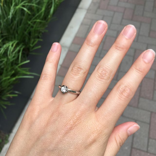 【シャネル(CHANEL)の口コミ】 お花型のデザインが、かぶりにくくてかわいいかと思い選びました。台座が…