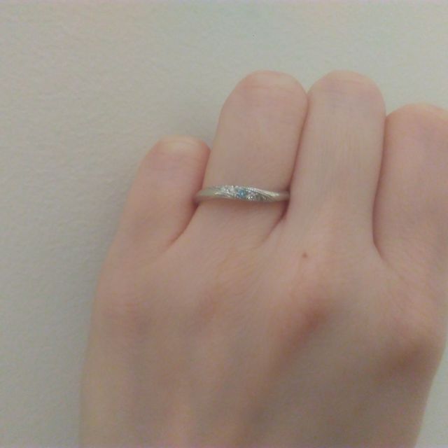 【SWEET BLUE DIAMOND(スウィートブルーダイヤモンド)の口コミ】 日常生活のなかでも身に付けやすいものがよく、細身のリングを探してまし…