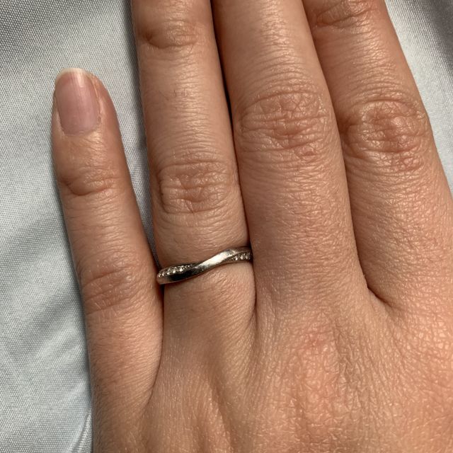 【俄(にわか)の口コミ】 シンプルで、指が綺麗に見えるデザインです。もともと指が太目なのがコン…