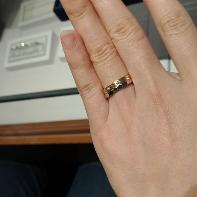 【銀座ダイヤモンドシライシの口コミ】 ゴールドに星留めのダイヤモンドが3粒と珍しいデザインに惹かれました。表…