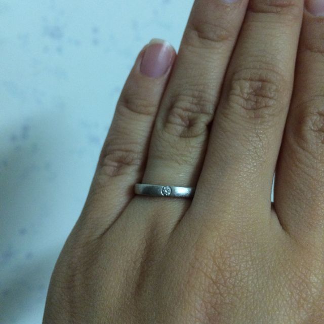 【4℃ BRIDAL(ヨンドシーブライダル)の口コミ】 私の指が短く細いので、指をきれいに長く見せてくれる指輪を選びました。…