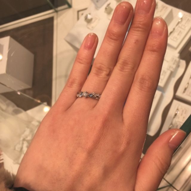 【A・D・A(エー・ディー・エー)の口コミ】 センターの大きめのダイヤモンドに加えて周りに小さな石がたくさん付いて…