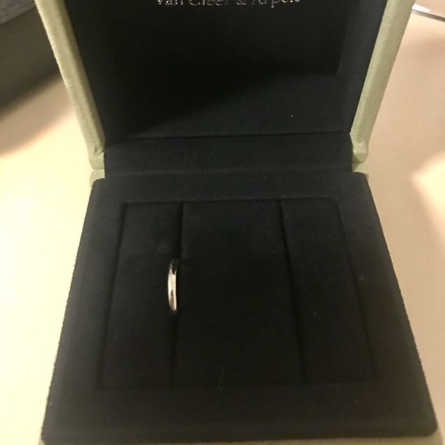 【ヴァン クリーフ＆アーペル(Van Cleef & Arpels)の口コミ】 ダイヤなし・プラチナの結婚指輪にしました。
婚約指輪がゴールドのエタニ…